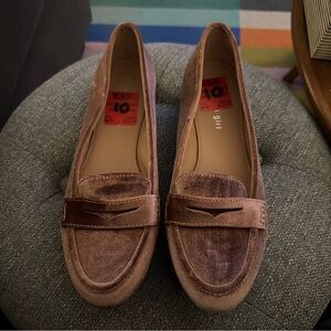 Never worn Madden girl Pink velvet loafers